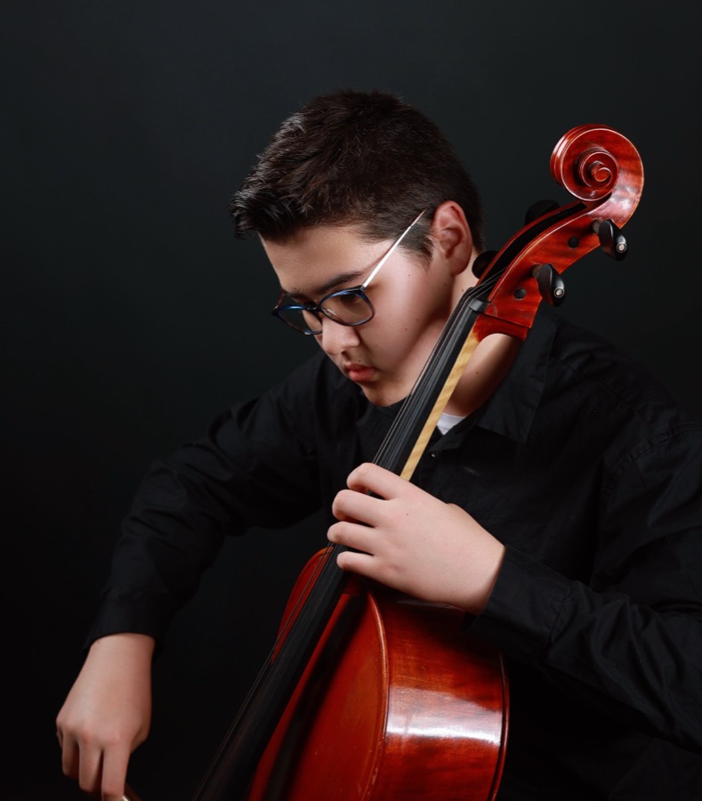 Adriano Carvalho playing the cello