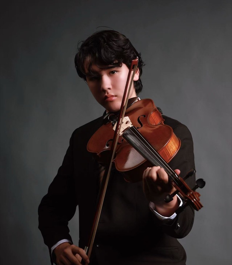 Leonardo Carvalho playing the violin