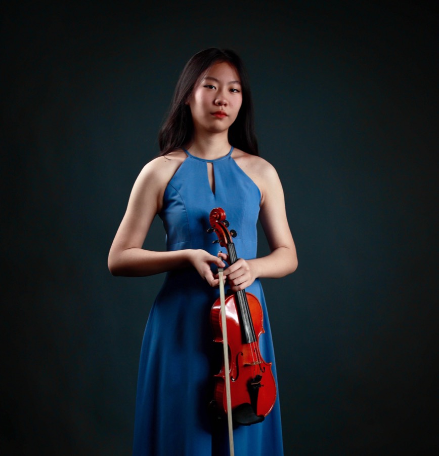 Ziqi Qin holding a violin